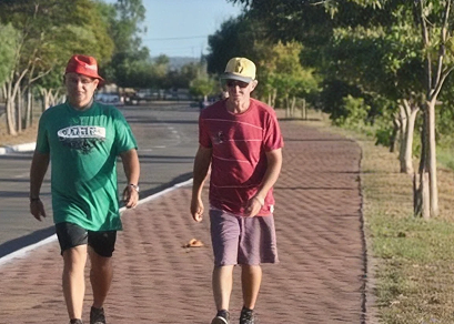 Pessoas caminhando